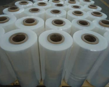 O filme stretch automático é uma embalagem brilhante. Sua aplicação deixa os pacotes e embrulhos muito mais firmes, além de que são fornecidos em rolos de 10 e 15 kilos, que duram mais e prolongam o tempo de trocas de bobinas stretch.