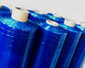 O filme stretch azul serve para identificação de produtos e mercadorias, fazendo a seleção ou o acabamento dos mesmos. Também serve para ocultar mercadoria em pallets e tem características de elásticidade, que comprimem as embalagens ao retornarem ao seu estado original.
