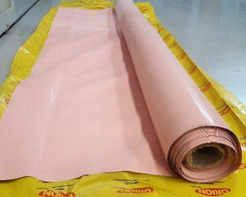O lençol lâmina rosa é feito de borracha natural em composto NR 1055. Ao esticar, a borracha se expande de tal forma que o efeito retorno não o danifica, tendo como principal característica o alto alongamento sem quebrar.