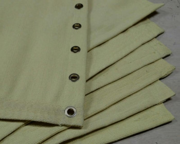 O tecido de aramida tem excelentes propriedades para resistir à altas temperaturas em uso contínuo ou intermitente e controlado entre 250 e 350 graus. O tecido de aramida é utilizado para fazer mantas de proteção contra fagulhas e respingos de solda. 