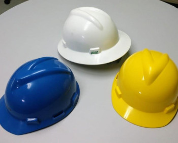 O capacete de proteção é utilizado para assegurar o profissional durante os serviços prestados.