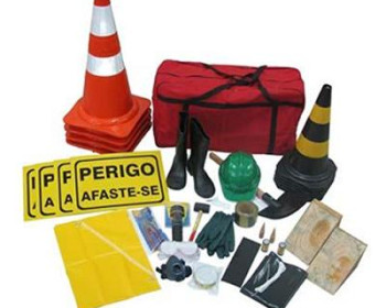 O Kit de emergência NBR 9735 é para segurança e proteção do transporte de produtos perigosos, onde haja vazamento com produtos inflamável, corrosivo ou químico regulamentado pela ONU e identificado por símbolos e números. Não importa qual seja o produto transportado se ele é de baixa ou alta concentração com o kit muitos prejuízos podem ser evitados.
O kit de emergência NBR 9735 é para segurança e proteção do transporte de produtos perigosos, que haja vazamento com produtos inflamáveis, corrosivos ou químicos. Este é regulamentado pela ONU e identificado por símbolos e números.

