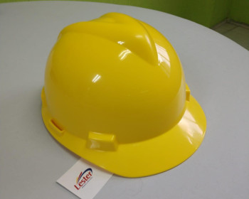 O capacete MSA amarelo é visível de longe em lugares com pouca iluminação. Este é posto à prova de impactos, fixa melhor na cabeça em virtude da fita costurada com medida padrão e regulagem para fino ajuste.

