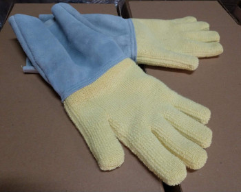 A luva de Kevlar para alta temperatura tem punho de raspa, é confeccionada em peça uniforme, possui fio aramida e protege os trabalhadores do setor da fundição no processo de têmpera de vidro, cerâmica e fornos, por exemplo. 