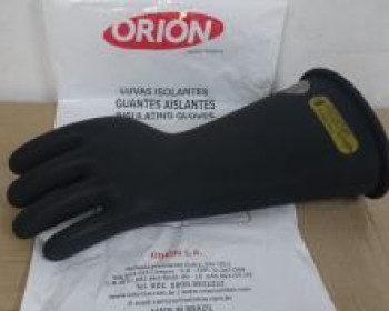 A luva alta tensão Orion é indicada para eletricistas executarem trabalhos bem feitos sem correr riscos com a rede elétrica. É obrigatório utilizar este equipamento que garante o trabalho e a manutenção feita por concessionárias de energia, companhias de transmissão e prestadoras de serviços.

