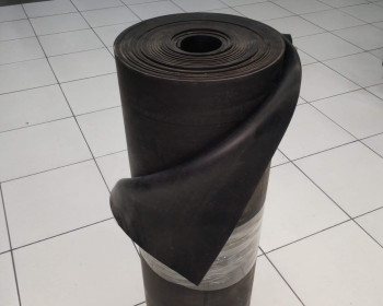 O lençol de borracha nitrílica garante uma boa resistência em contato com derivados de petróleo, produtos químicos com moderada concentração e para fluídos e gases. Confeccionado com composto inovador e com características únicas, o lençol de borracha nitrílica com lona aumenta consideravelmente ao rasgo e alongamento.  