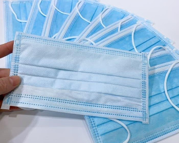 A máscara descartável tripla é aplicada na proteção respiratória contra poeira e névoas enquanto o usuário respira. O produto é desenvolvido com materiais flexíveis que garantem uma boa acomodação ao formato do rosto.