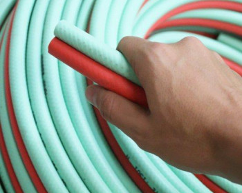 A mangueira Kanaflex flexível KANASOLDA é um modelo de mangueira geminada, ou seja, é composta por duas partes. A cor verde possui oxigênio e a vermelha, acetileno, sendo ideal para soldagens em geral.