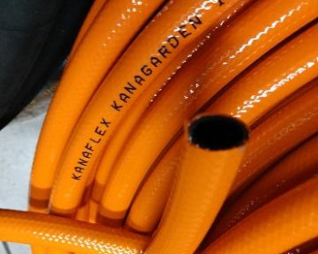 A mangueira Kanaflex flexível KANAGARDEN é usada para a condução de água na área de jardinagem e aplicações domésticas. Esta é produzida em PVC, reforçada com fios sintéticos, tem coloração verde, azul ou laranja e interno preto.