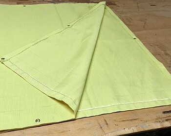 A Lester oferece para os mais variados setores da indústria o tecido de kevlar tipo fita 50 mm x 1/8 x 25 m para revestimentos e isolação de temperatura com a máxima eficiência (conhecida também como fita térmica).