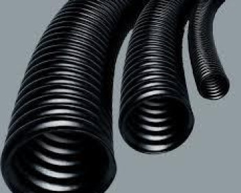 A mangueira Kanaflex flexível KPU-BOR é produzida na cor preta, com espiral de aço mola e borracha termoplástica. Esta é ideal para o transporte de ar quente, gases e vapores químicos. 