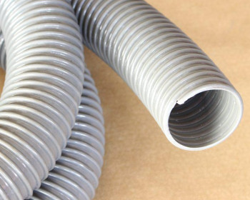 Utilizada em ar condicionado para escritório, coifa de exaustão, coletor de pó, exaustor e ventilação industriais, a mangueira Kanaflex flexível KV é resistente e possui vácuo-ar na coloração cinza claro. 