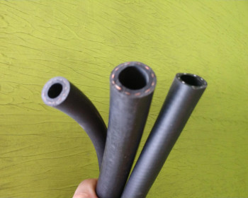 A mangueira Kanaflex flexível KANASPRAY é fabricada em PVC e tem reforço em fios sintéticos. Esta possui coloração preta, é indicada para pivôs de irrigação, é leve e resistente à abrasão e intempéries. 