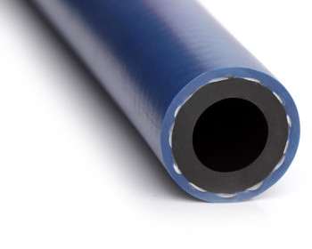 A mangueira Kanaflex flexível KLA é de coloração azul com interno preto. O item é usado em sistemas de lava auto, como lavagem a jato, já que é aplicado sob pressões extremas.