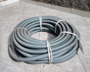 A mangueira Kanaflex flexível KVL conta com vácuo-ar cinza claro e é usado em coletores de pó, exaustores industriais e ventiladores industriais, por exemplo. 