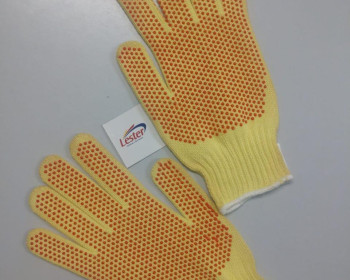 A luva pigmentada kevlar tem a função de proteger os profissionais de cortes provenientes de rebarbas de aço e vidros, o pigmento em PVC é aplicado na palma para oferecer aderência a superfície em estado seco, molhado ou oleoso. 