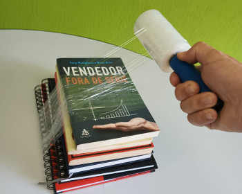 Encontre aqui na Lester equipamentos materiais para fazer a embalagem perfeita para seus produtos à pronta entrega !!! Rolo Stretch o famoso Embala-tudo Stretch . 