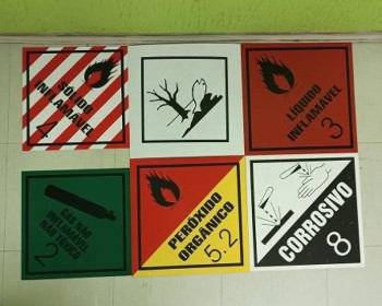 A Lester Equipamentos é revendedora de placas de emergência e a melhor opção para que você adquira itens com preços acessíveis e, claro, de qualidade.
