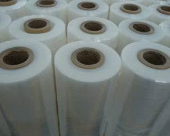 O filme stretch é um material plástico que é usado para embalar cargas pesadas. Ele é feito de uma camada de plástico que é esticada e depois enrolada em torno da carga.