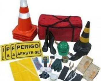 O kit de emergência para caminhões é um conjunto de itens essenciais projetados para garantir a segurança e a preparação durante situações imprevistas na estrada. 