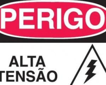 A placa de sinalização de alta tensão é um elemento crucial para a segurança em ambientes onde há riscos elétricos elevados. 