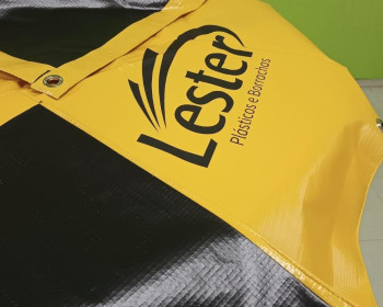 A Lona antichamas PVC é um produto muito utilizado para proteger áreas e equipamentos ao efetuar soldas, fabricada com aditivo retardante à chamas. 