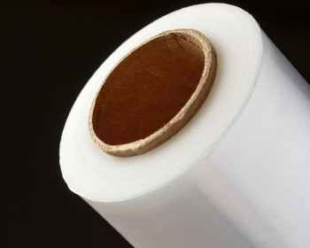 O filme stretch é uma peça fundamental no universo da embalagem industrial, desempenhando um papel crucial na proteção e estabilidade de cargas. 