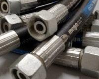 Potencialize o desempenho do seu equipamento com nossas mangueiras hidráulicas de alta qualidade, projetadas para resistir às condições mais exigentes. Confiabilidade e durabilidade que mantêm sua operação fluida e eficiente.