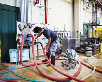 As mangueiras industriais desempenham um papel vital, facilitando o transporte seguro e eficiente de fluidos em ambientes industriais, garantindo a operação fluida de maquinários e sistemas em diversas aplicações.