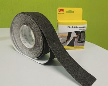 A Fita Antiderrapante Safety Walk é feita de material abrasivo e previne acidentes em escadas, calçadas, áreas escorregadias e rampas. Autoadesiva, adere a qualquer superfície lisa, limpa e seca. Não recomendada para uso sobre madeira compensada ou não tratada, em ambiente externo.