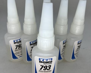 Adesivo instantâneo recomendado para união em materiais que necessitam de preenchimento de folgas, em superfícies ásperas e irregulares. Adere a borrachas, plásticos, metais e outros substratos. Indicado para componentes eletrônicos, pois permite o posicionamento das peças.