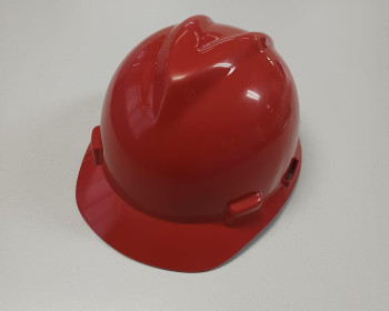 O Capacete aba frontal MSA com jugular V Gard é confeccionado em polietileno de alta densidade. Além disso é moldado em uma única peça, garantindo uma resistência excepcional. Sua construção sem porosidade aumenta sua durabilidade, enquanto sua propriedade não condutora de eletricidade e alta resistência dielétrica o tornam indispensável para ambientes com riscos elétricos