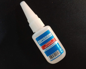 A Lester equipamentos comercializa o Adesivo gel flexível para colagens instantâneas que aderem em diversos substratos, disponíveis em frascos com 20g e 100g.