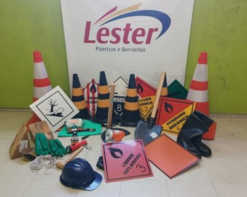 O kit de emergência para caminhão NBR é um conjunto de equipamentos selecionados e de eficácia para uma eventual situação onde possa ocorrer vazamento de produtos considerados perigosos, os quais vão ser neutralizados.