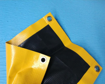 A lona de PVC antichama dupla face é um material projetado para não propagar o fogo, sendo classificada como autoextinguível. Ela é amplamente utilizada em ambientes que exigem alta segurança, como eventos, áreas de solda industrial e transporte de cargas inflamáveis ou aquecidas.