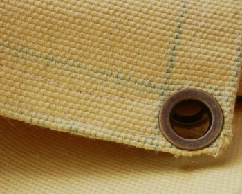 A manta de proteção para solda é um item de segurança essencial utilizado para proteger superfícies, equipamentos e pessoas contra respingos de metal fundido, faíscas e calor intenso. Elas são fabricadas com materiais resistentes a altas temperaturas, como fibra de vidro, sílica ou aramida (Kevlar).