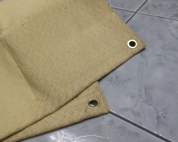 A manta de proteção para solda aramida é um item de segurança essencial utilizado para proteger superfícies, equipamentos e pessoas contra respingos de metal fundido, faíscas e calor intenso. Elas são fabricadas com materiais resistentes a altas temperaturas, como fibra de vidro, sílica ou aramida (Kevlar).