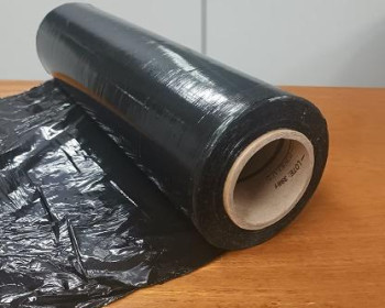 O Filme Stretch Preto PEBDL é uma película de polietileno de baixa densidade linear, ideal para proteger e paletizar cargas com segurança. Sua cor opaca garante discrição e proteção contra luz, sendo resistente a rasgos, com alta aderência e elasticidade. É comumente usado em logística e mudanças (50cm de largura, 25-30 micras).