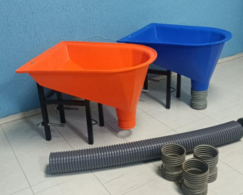 O funil abastecedor para argamassa de fachada é a solução ideal para agilizar o transporte vertical de argamassa em obras. Utilizando um sistema de descida por gravidade, ele permite que a massa seja levada da cobertura ou andares superiores diretamente para os pontos de trabalho e fachadas através de dutos e mangueiras. Fabricado em polietileno de alta resistência, é leve, durável e fácil de limpar.