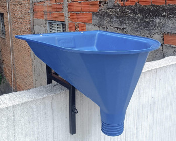 O funil plástico de abastecimento para argamassa (associado a dutos condutores) é o sistema ideal para o transporte vertical por gravidade na sua obra. Ele elimina o sobe e desce de carrinhos, otimizando o trabalho nos balancins (andaimes suspensos).