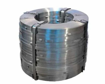 A fita de arquear de aço é a solução de embalagem industrial mais resistente do mercado. Ela é projetada especificamente para a amarração e paletização de cargas pesadas, rígidas e com superfícies cortantes que danificariam fitas plásticas.