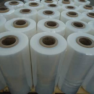 O filme stretch automático é uma embalagem brilhante. Sua aplicação deixa os pacotes e embrulhos muito mais firmes, além de que são fornecidos em rolos de 10 e 15 kilos, que duram mais e prolongam o tempo de trocas de bobinas stretch.