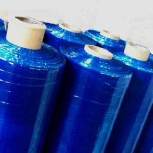 O filme stretch azul serve para identificação de produtos e mercadorias, fazendo a seleção ou o acabamento dos mesmos. Também serve para ocultar mercadoria em pallets e tem características de elásticidade, que comprimem as embalagens ao retornarem ao seu estado original.