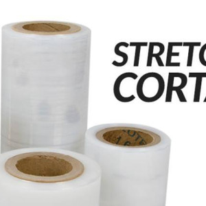 O filme stretch cortado é usado para embalar e proteger produtos nos formatos de barra e rolo, como mangueiras enroladas, fios, cabos, canos e varetas, formando uma excelente embalagem. O filme stretch em rolinhos cortado também é utilizado para embalar e lacrar bagagens em aeroportos  com largura de 100 milímetros e com cabo para facilitar a aplicação.