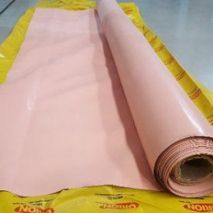 O lençol lâmina rosa é feito de borracha natural em composto NR 1055. Ao esticar, a borracha se expande de tal forma que o efeito retorno não o danifica, tendo como principal característica o alto alongamento sem quebrar.