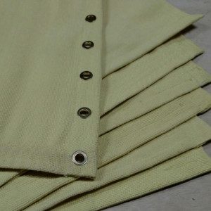 O tecido de aramida tem excelentes propriedades para resistir à altas temperaturas em uso contínuo ou intermitente e controlado entre 250 e 350 graus. O tecido de aramida é utilizado para fazer mantas de proteção contra fagulhas e respingos de solda. 