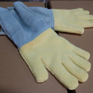 A luva de Kevlar para alta temperatura tem punho de raspa, é confeccionada em peça uniforme, possui fio aramida e protege os trabalhadores do setor da fundição no processo de têmpera de vidro, cerâmica e fornos, por exemplo. 