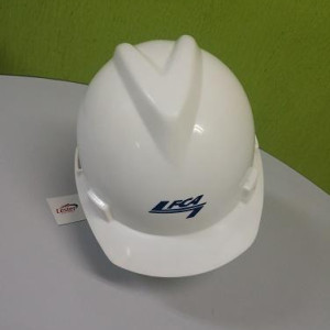 O capacete MSA branco tem aba frontal e carneira com catraca. Ainda, o produto é feito de polietileno de alta densidade para resistir impactos e prevenir acidentes.