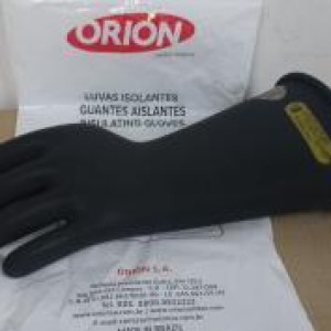 A luva alta tensão Orion é indicada para eletricistas executarem trabalhos bem feitos sem correr riscos com a rede elétrica. É obrigatório utilizar este equipamento que garante o trabalho e a manutenção feita por concessionárias de energia, companhias de transmissão e prestadoras de serviços.

