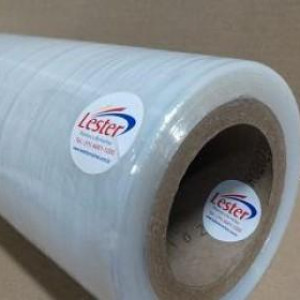 O filme stretch é utilizado para embalar artefatos em linhas de montagens, contribuindo para a produção. Este é um material transparente de grande elasticidade para formar um invólucro com no mínimo 3 voltas, resultando no retorno do filme ao seu formato original.